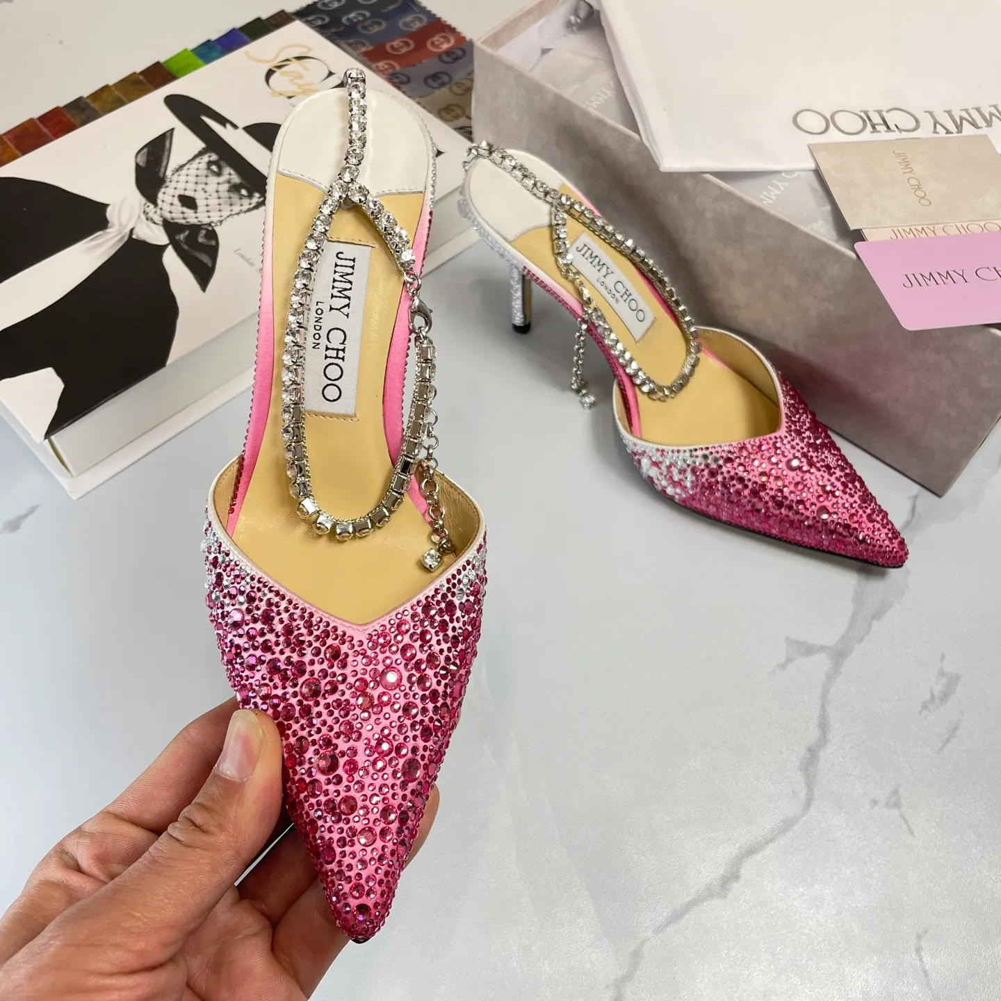 👟👟Ex-factory price 680👟👟 Jimmy Choo/Jimmy Choo classic diamond chain pointed toe crystal high-heeled sandals. Excellent crystal shoes, so beautiful that you can't take your eyes away. The shape of the shoes is very delicate, not too narrow and long. The internal space is sufficient, allowing the toes to relax enough. The rhinestones outline a charming arc on the instep, which is simply beautiful. It has a 360-degree surrounding fairy atmosphere, gorgeous but not exaggerated! ! The fabric is made of imported silk, with imported sheepskin lining. Customized A-grade Italian genuine leather sole. Heel height: 6.5 or 8.5. Size: 35-40 (41, 42, 43 customized, non-refundable)